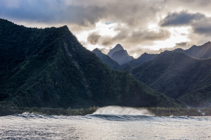 Tahiti_Waves_M-Surf__2009May23_0032-Enhanced-NR